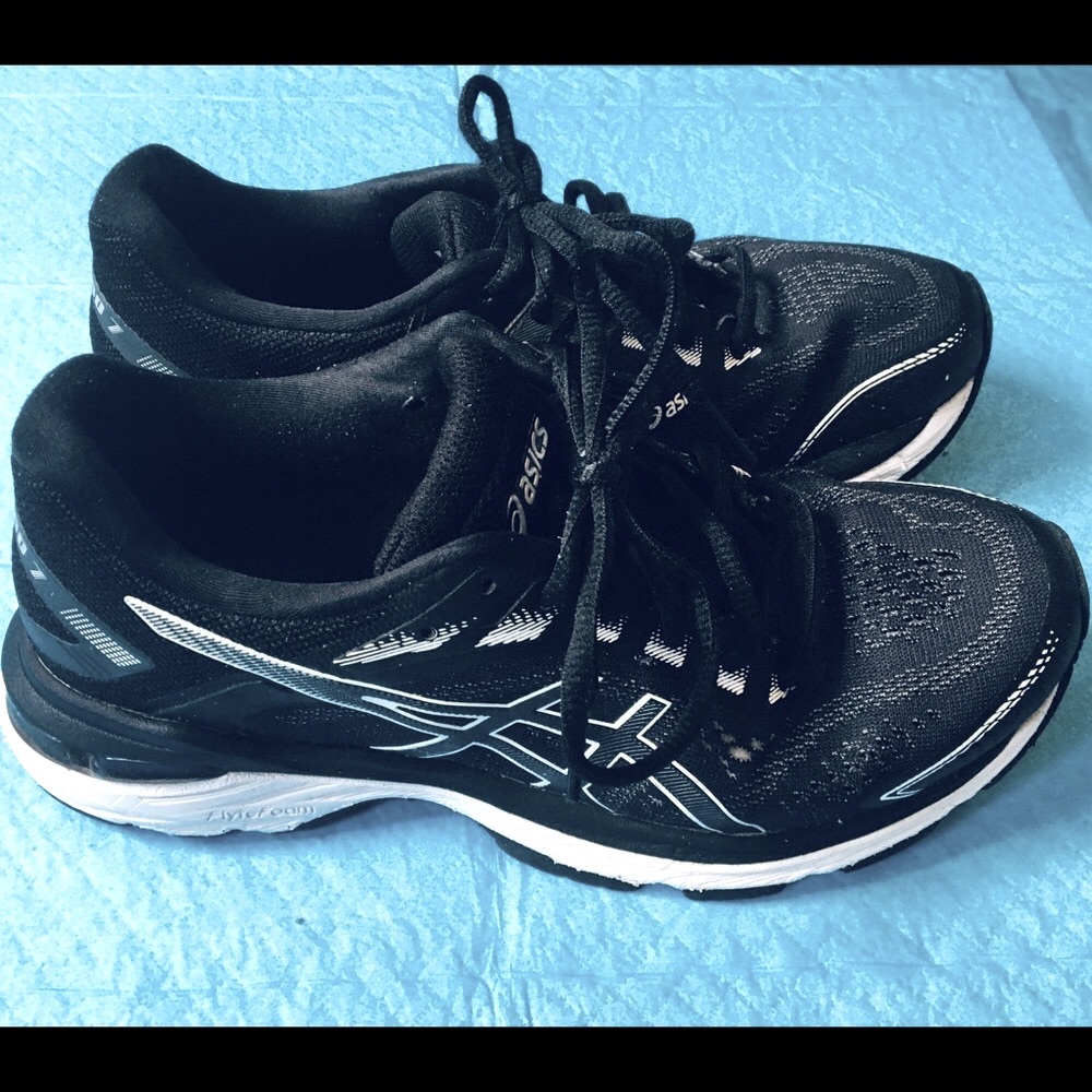 Asics Black & White Athletic Shoe. Size 8 - Gem